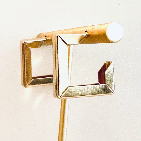 Gold square hoop earrings - Picture 2 of 3